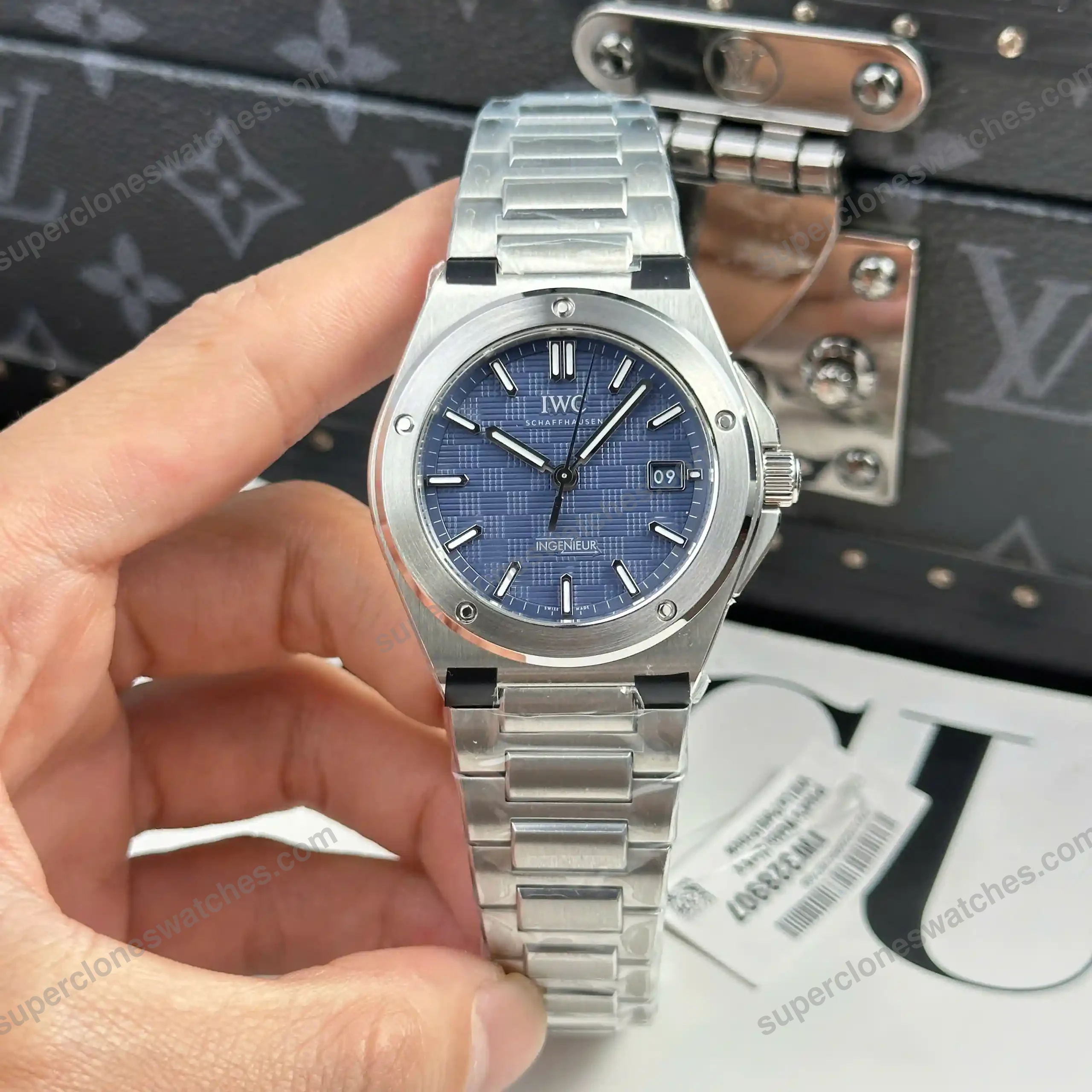 Super-Clone-IWC-Ingenieur-IW328907-Gets-a-Classic-Blue-Dial-40mm-2