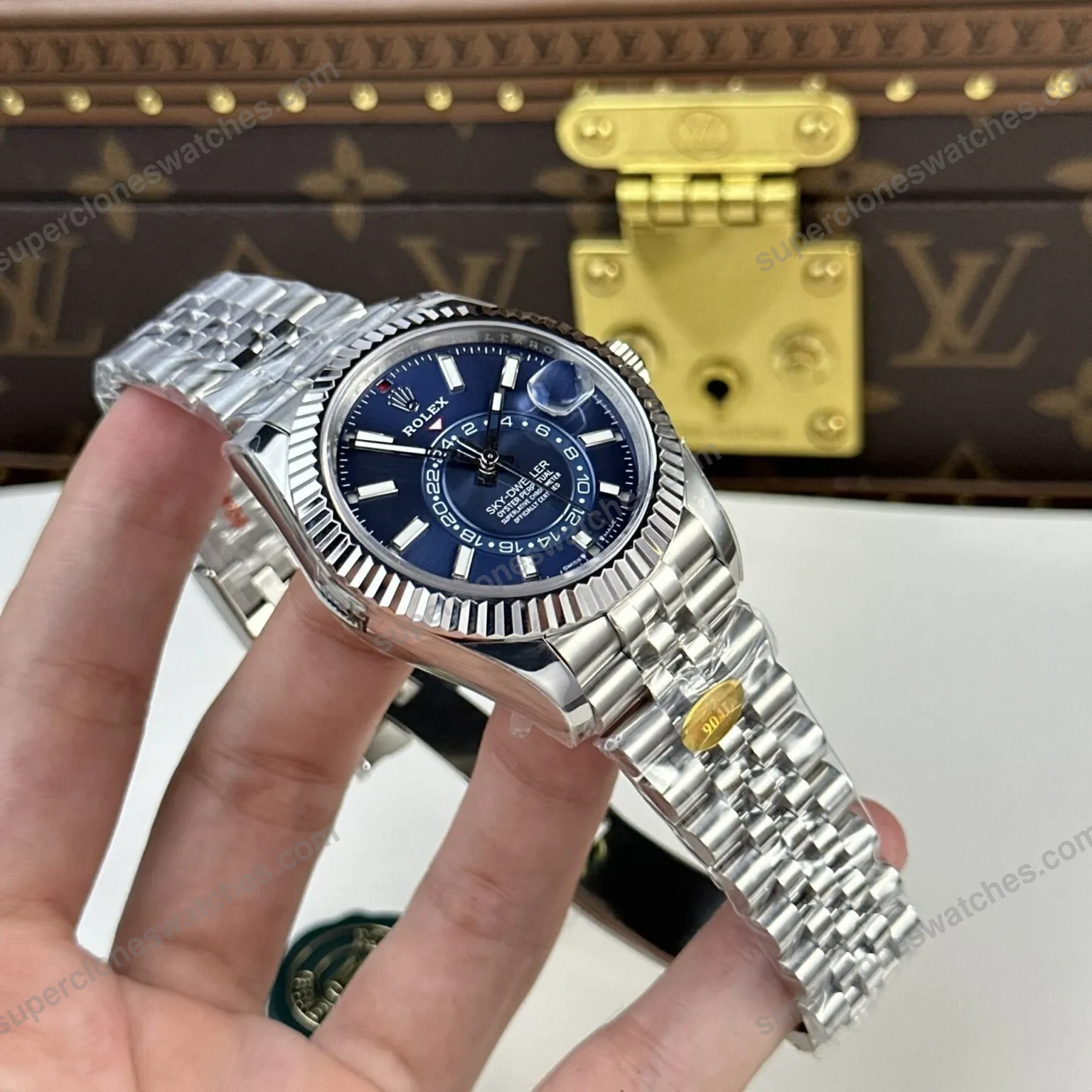 Super-Clone-Rolex-Sky-Dweller-Bright-blue-Dial-336934-Jubilee-3