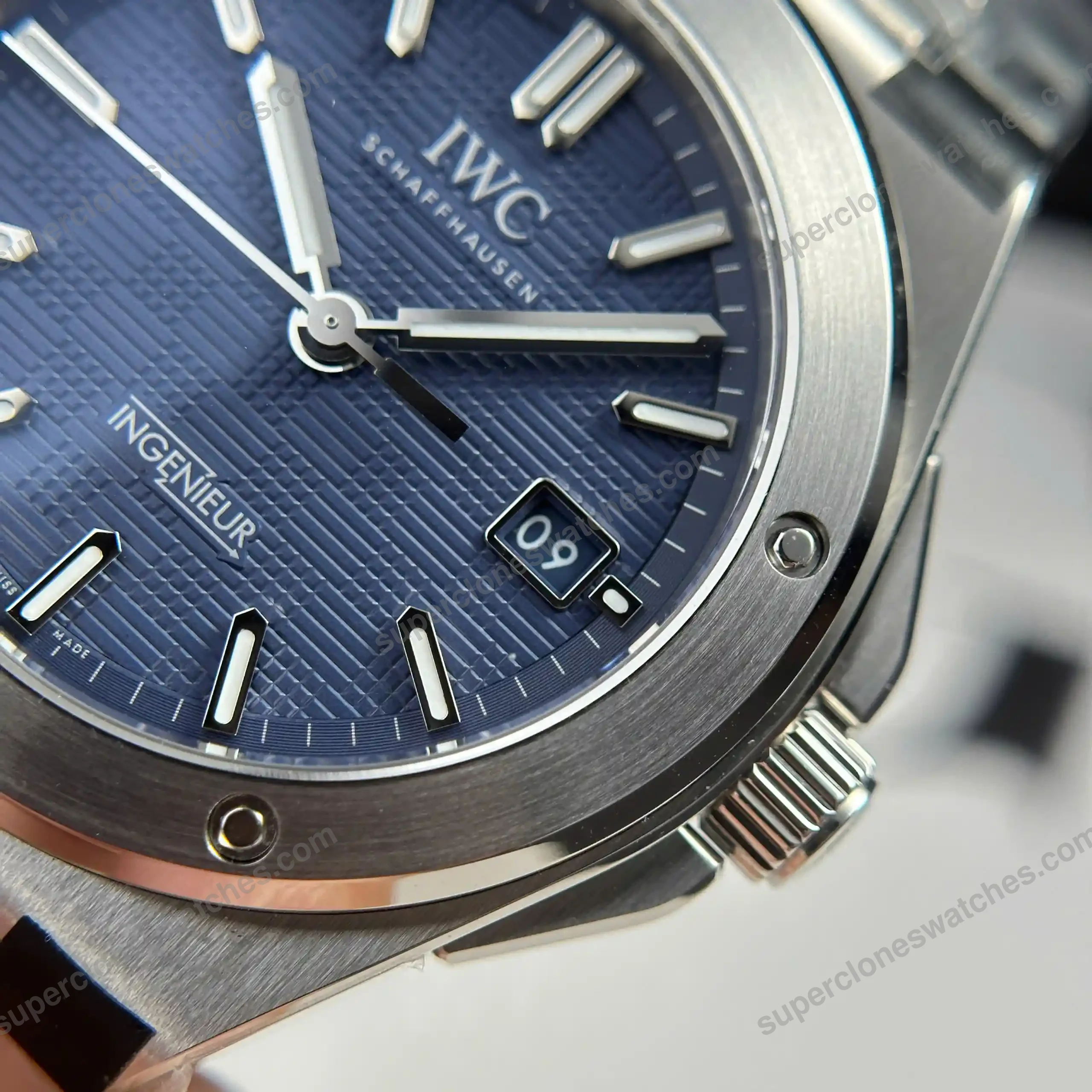 Super-Clone-IWC-Ingenieur-IW328907-Gets-a-Classic-Blue-Dial-40mm-4