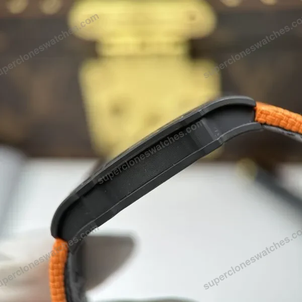 Dong-ho-Richard-Mille-RM67-02-Rep-11-vo-carbon-sieu-nhe-day-vai-nato-mau-cam-38.7x47-4-600x600-1
