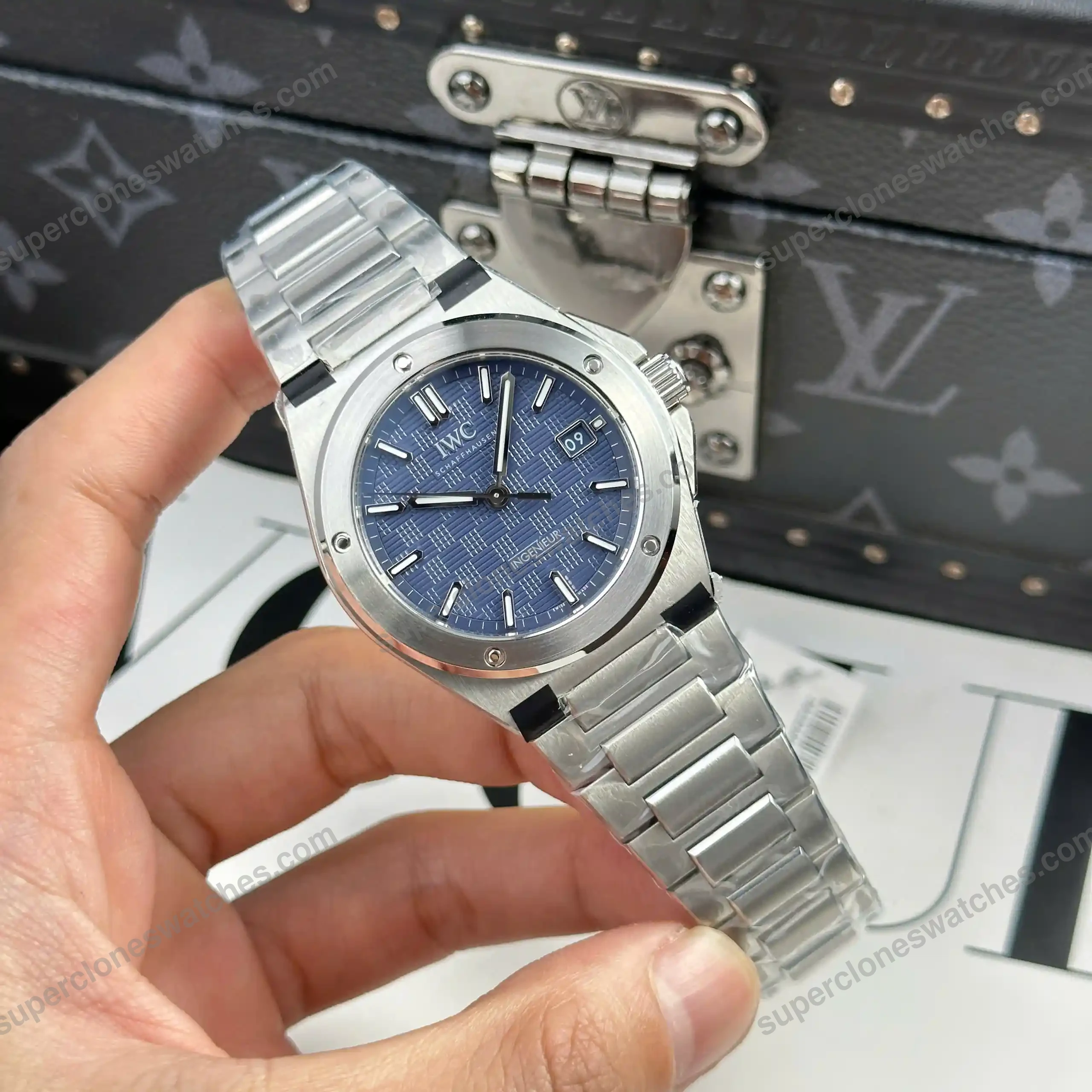 Super-Clone-IWC-Ingenieur-IW328907-Gets-a-Classic-Blue-Dial-40mm-3