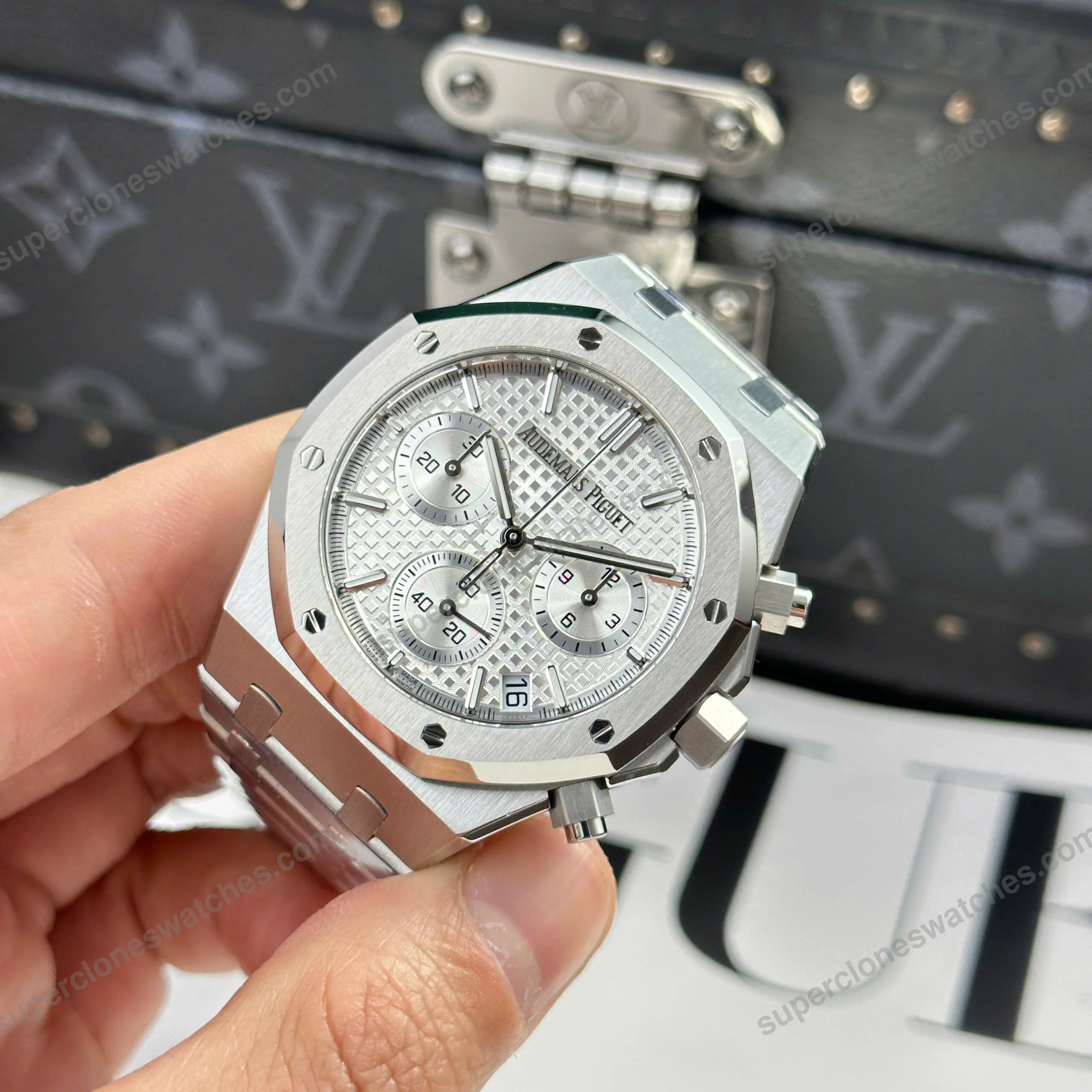 Super-Clone-Audemars-Piguet-Royal-Oak-26240ST.OO_.1320ST.07-4