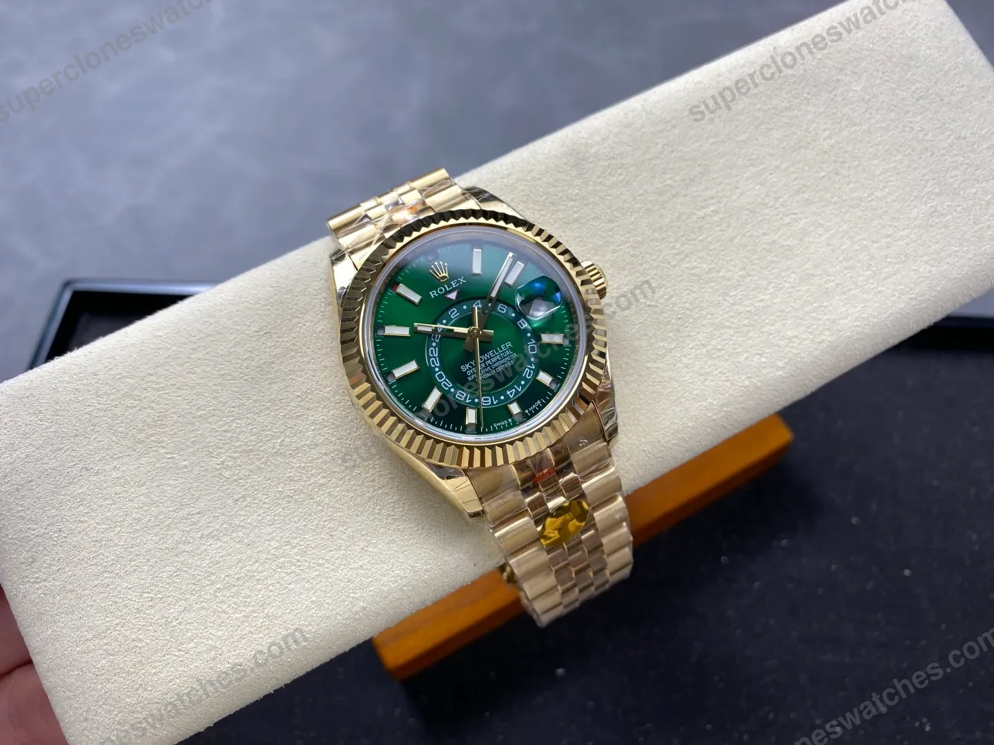 Super-Clone-Rolex-Sky-Dweller-Green-Dial-336938-Jubilee-10