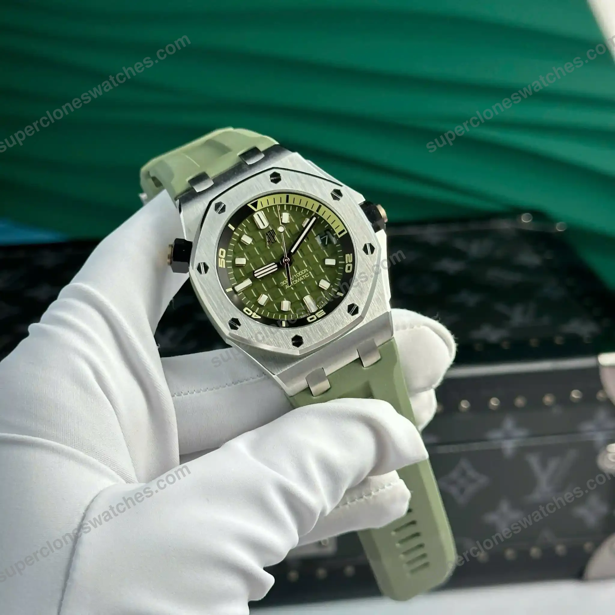 Super-Clone-Audemars-Piguet-Royal-Oak-Offshore-Diver-15720ST-42mm-Green-Dial-2