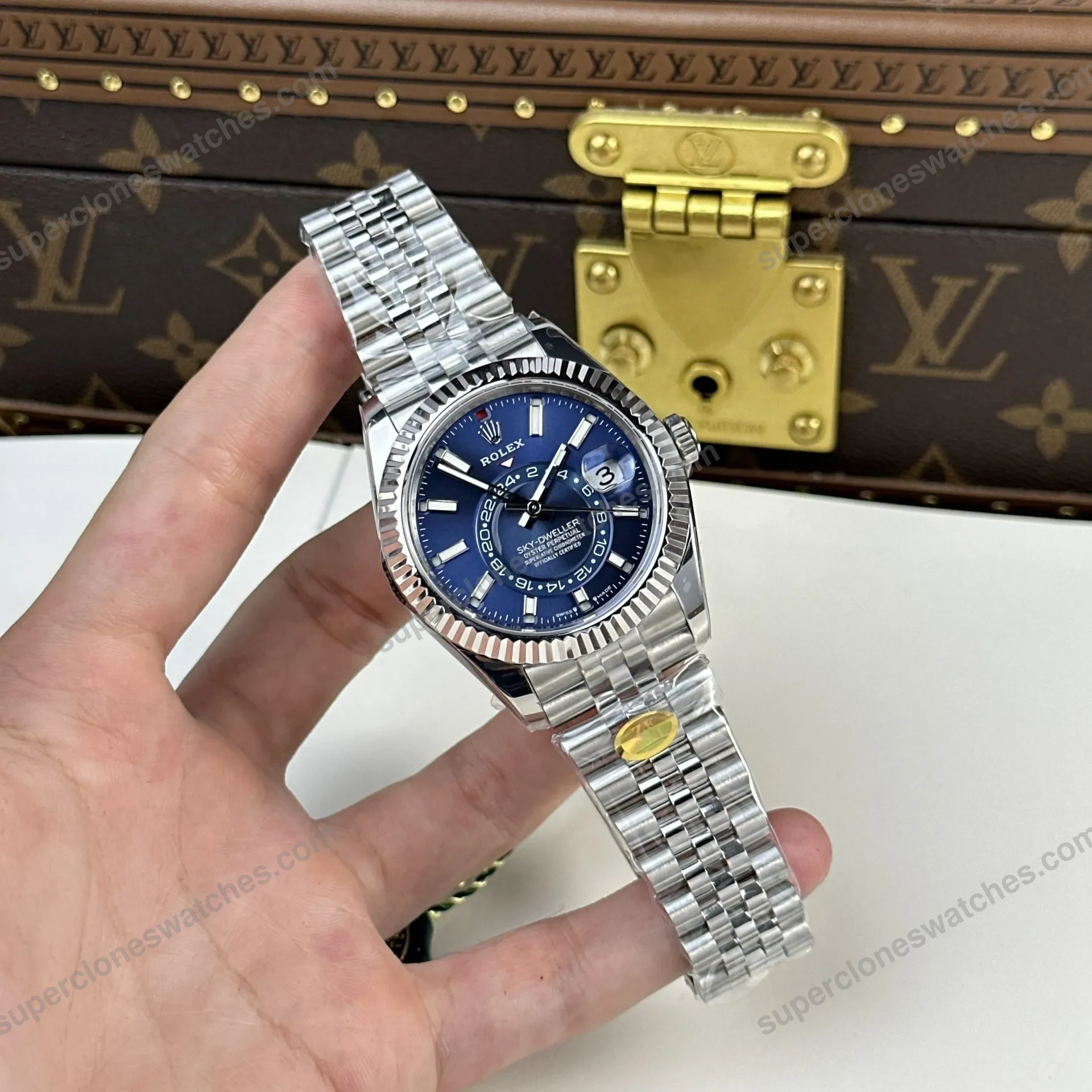 Super-Clone-Rolex-Sky-Dweller-Bright-blue-Dial-336934-Jubilee-2