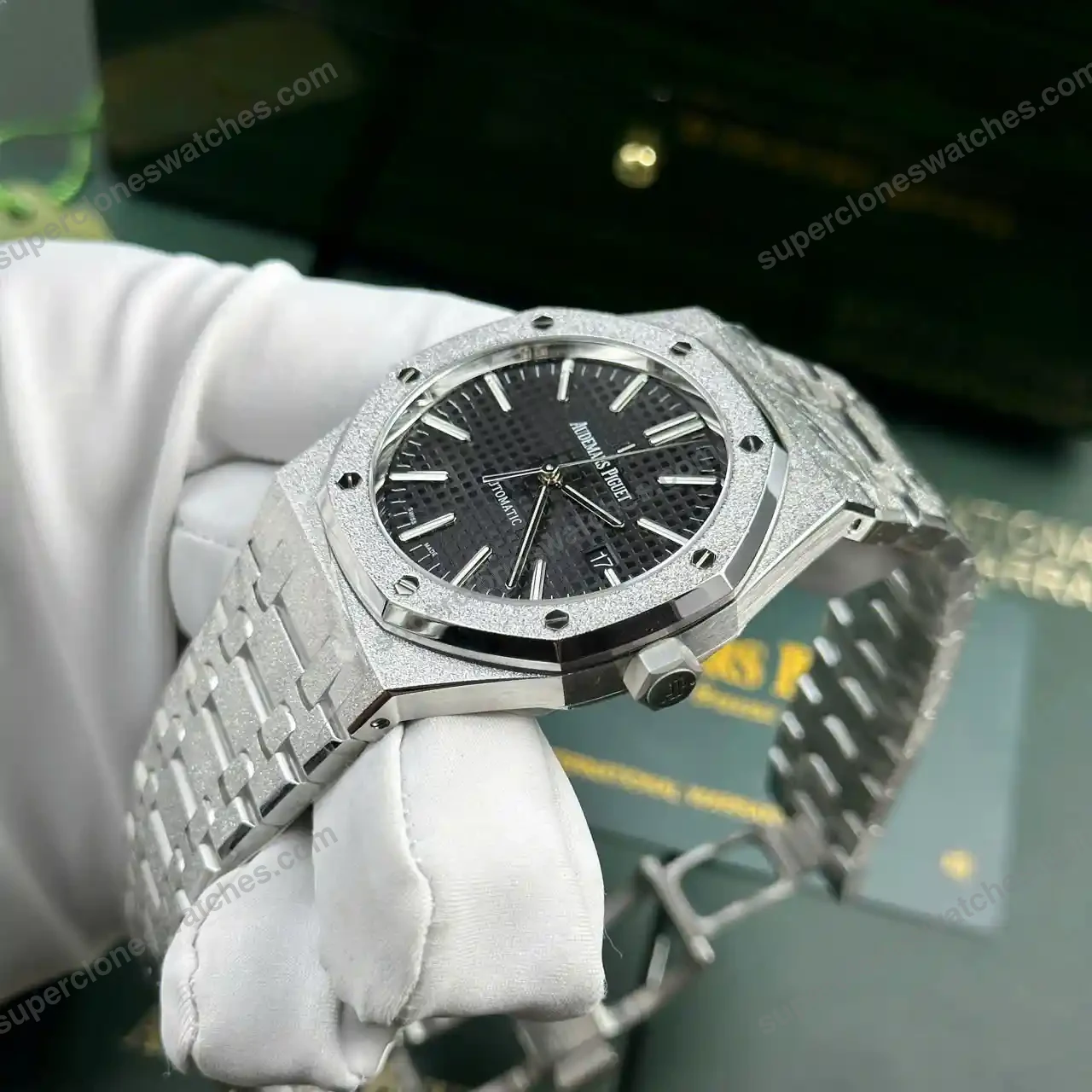 Super-Clone-Audemars-Piguet-Royal-Oak-Frosted-Gold-41mm-Black-2
