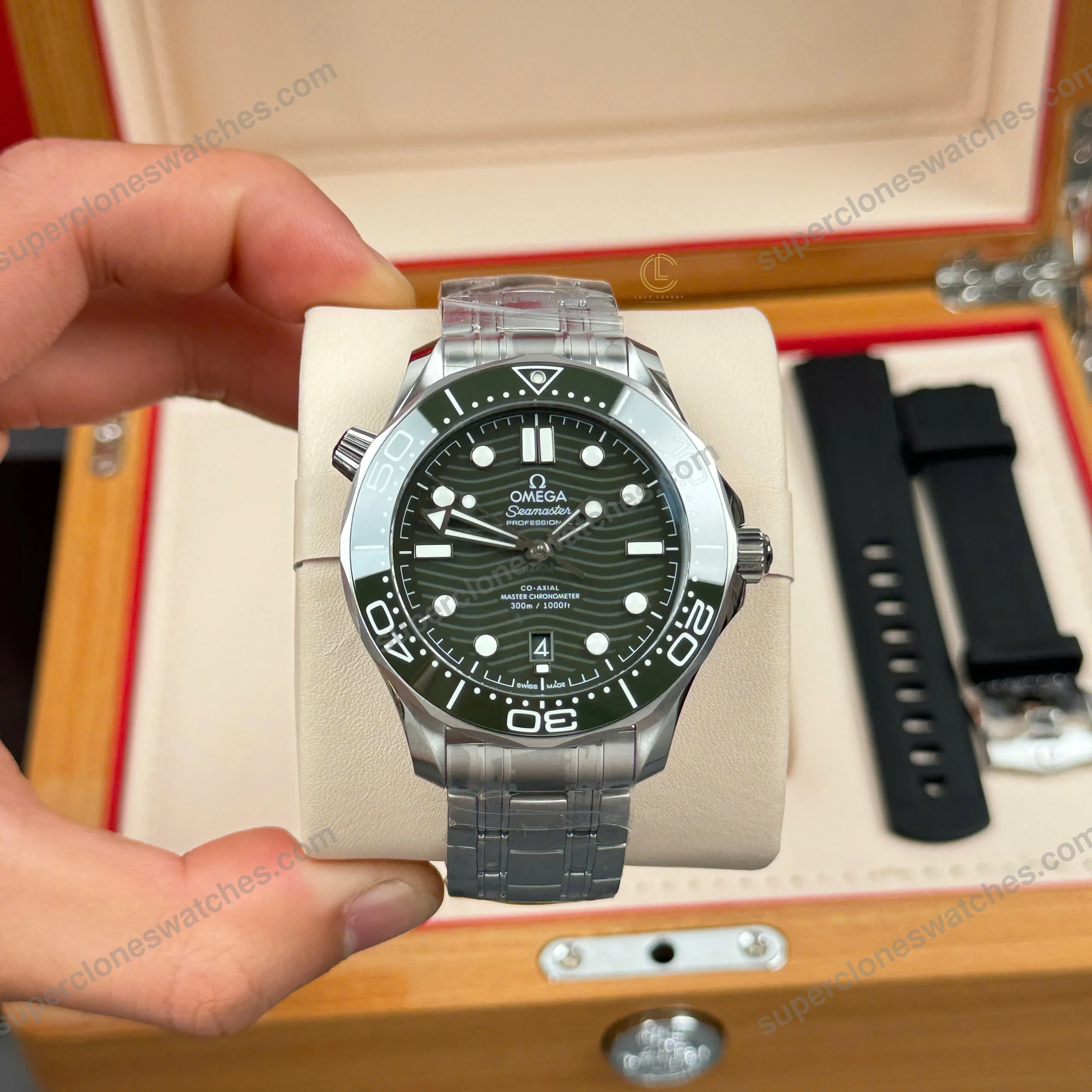 Super-Clone-Omega-Seamaster-Diver-300M-42mm-Green-Dial-3