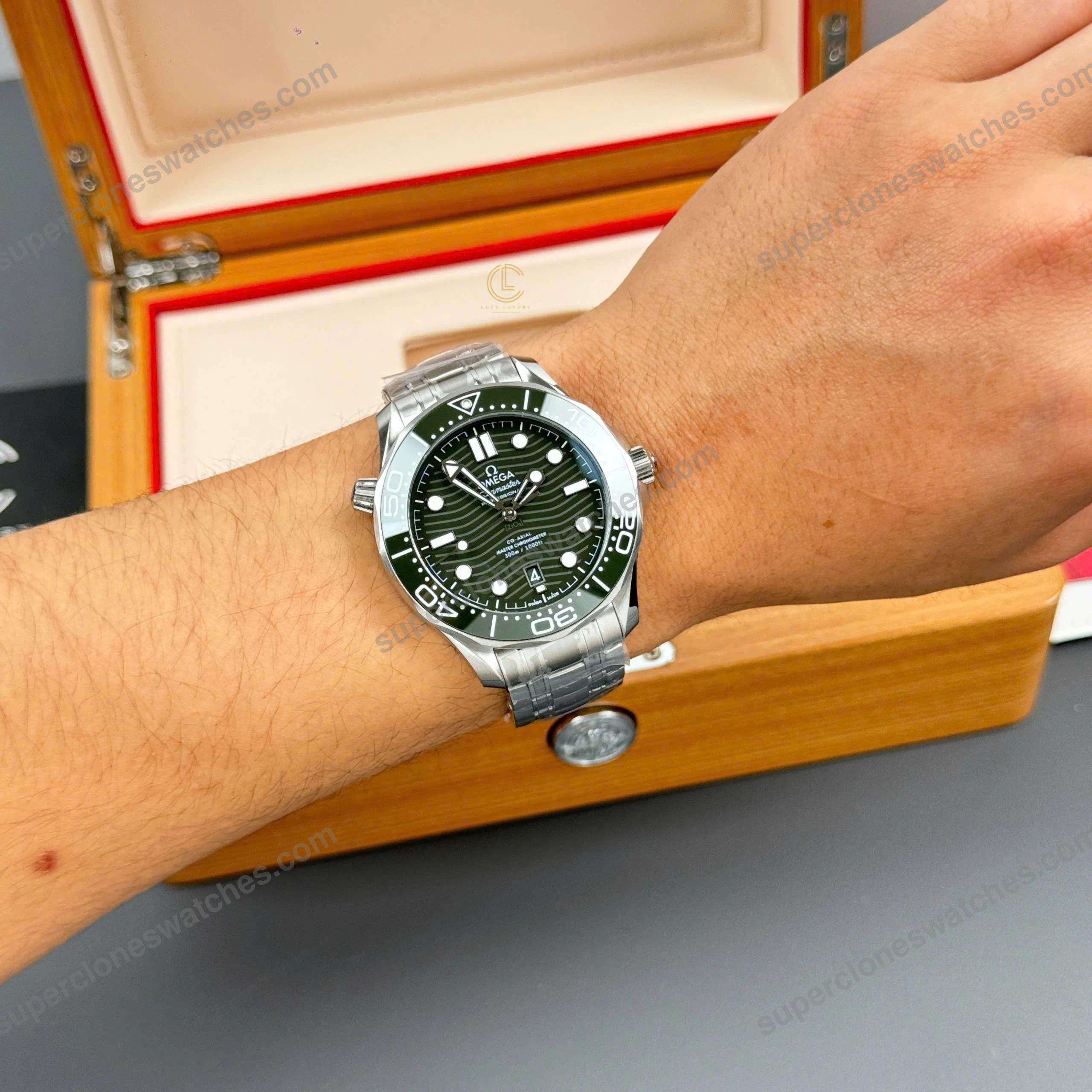 Super-Clone-Omega-Seamaster-Diver-300M-42mm-Green-Dial-12