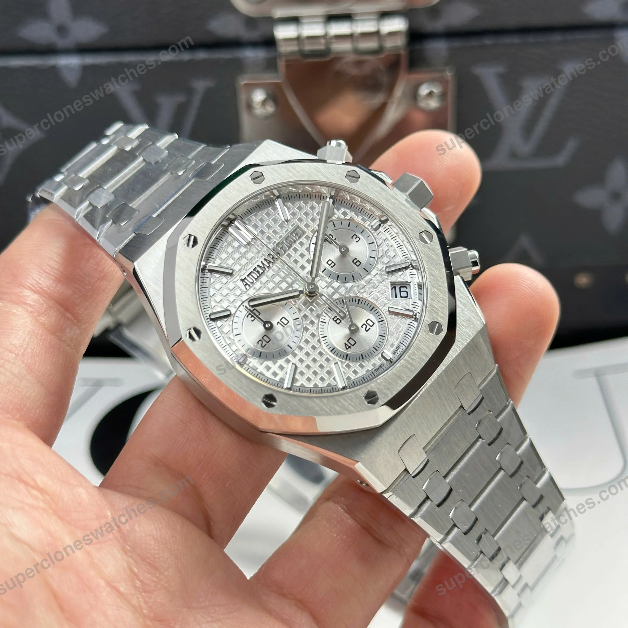 Super-Clone-Audemars-Piguet-Royal-Oak-26240ST.OO_.1320ST.07-3