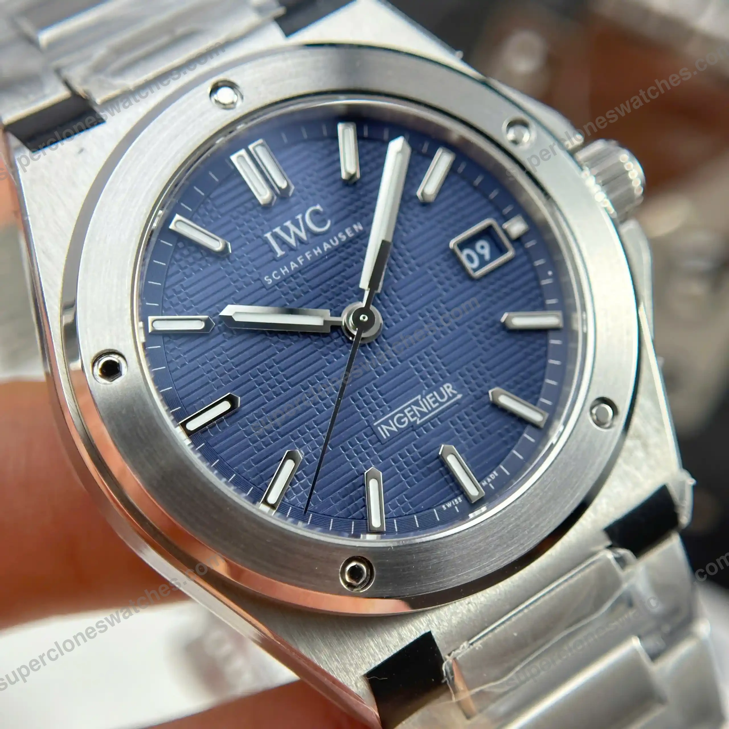 Super-Clone-IWC-Ingenieur-IW328907-Gets-a-Classic-Blue-Dial-40mm-6