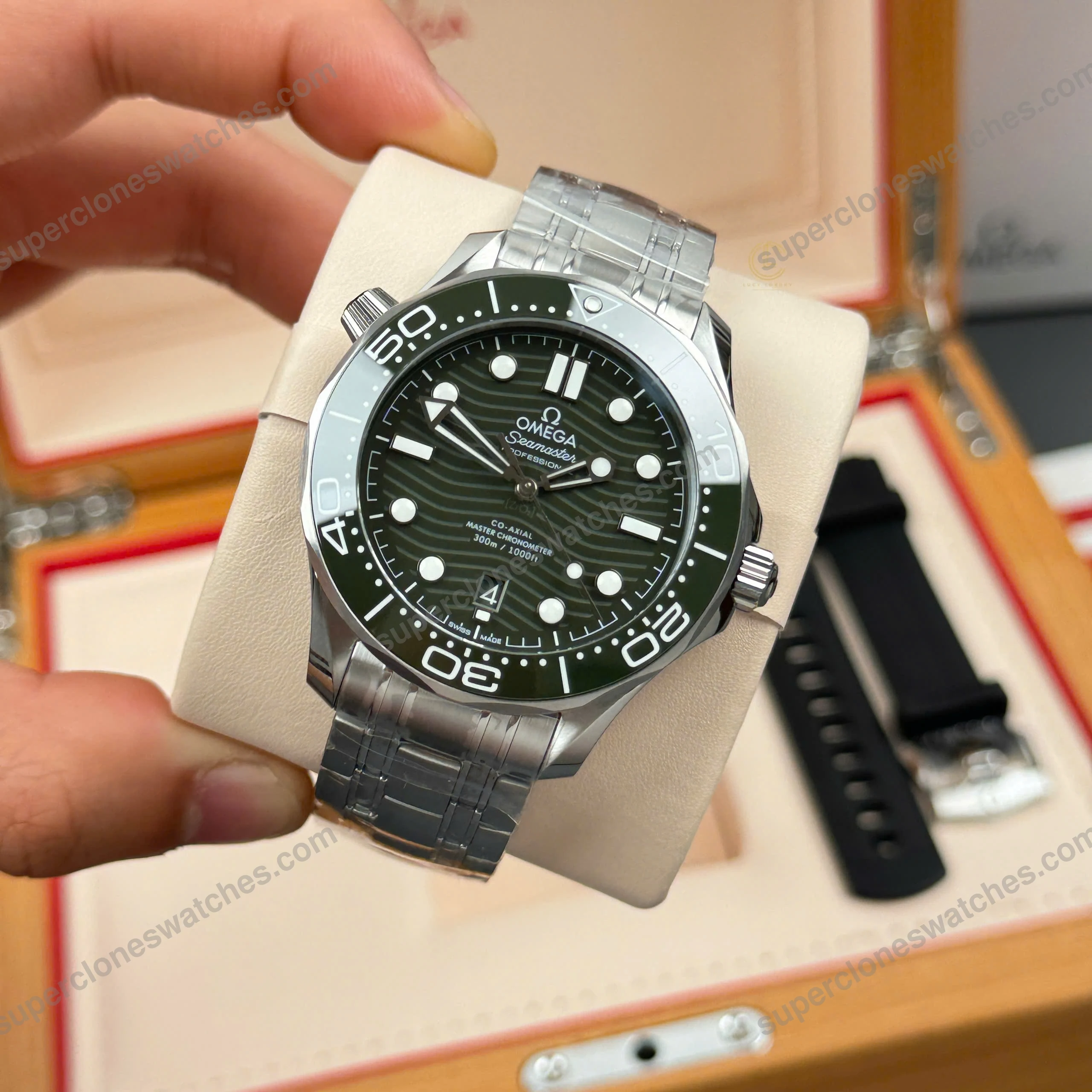 Super-Clone-Omega-Seamaster-Diver-300M-42mm-Green-Dial-4