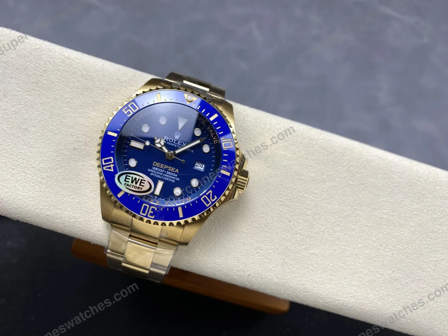super-clone-rolex-deepsea-sea-dweller-136668lb-2024-view-5