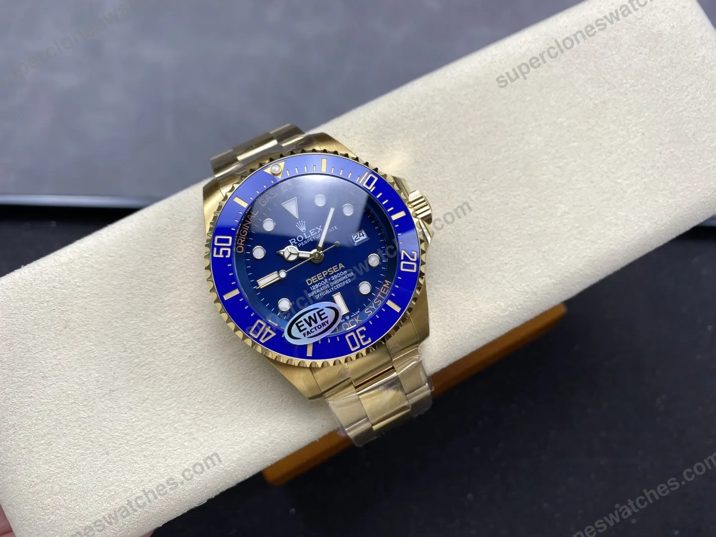 super-clone-rolex-deepsea-sea-dweller-136668lb-2024-view-4