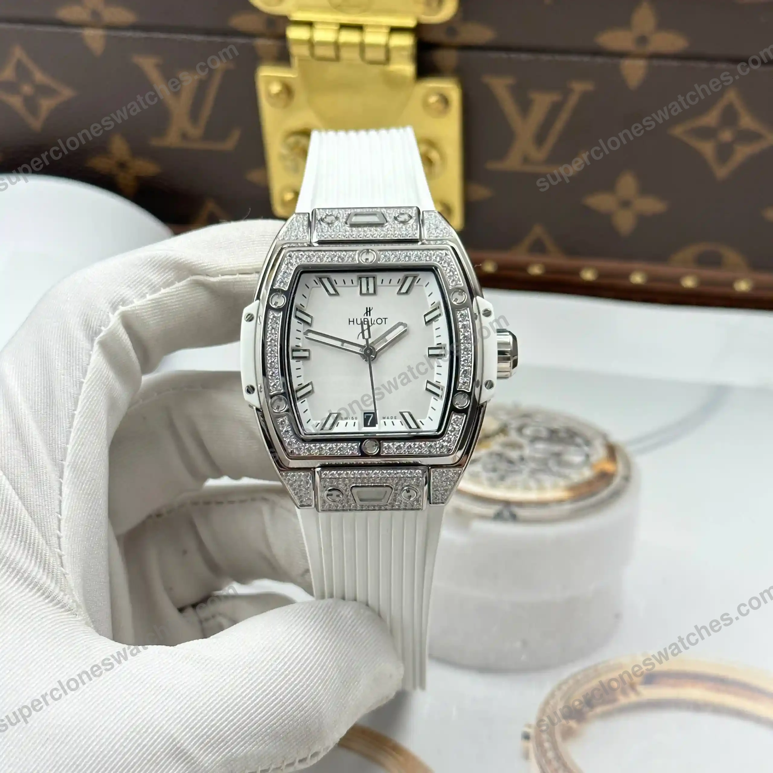 Super-Clone-Hublot-Spirit-Of-Big-Bang-Titanium-White-Diamonds-665.NE_.2010.LR_.160-3