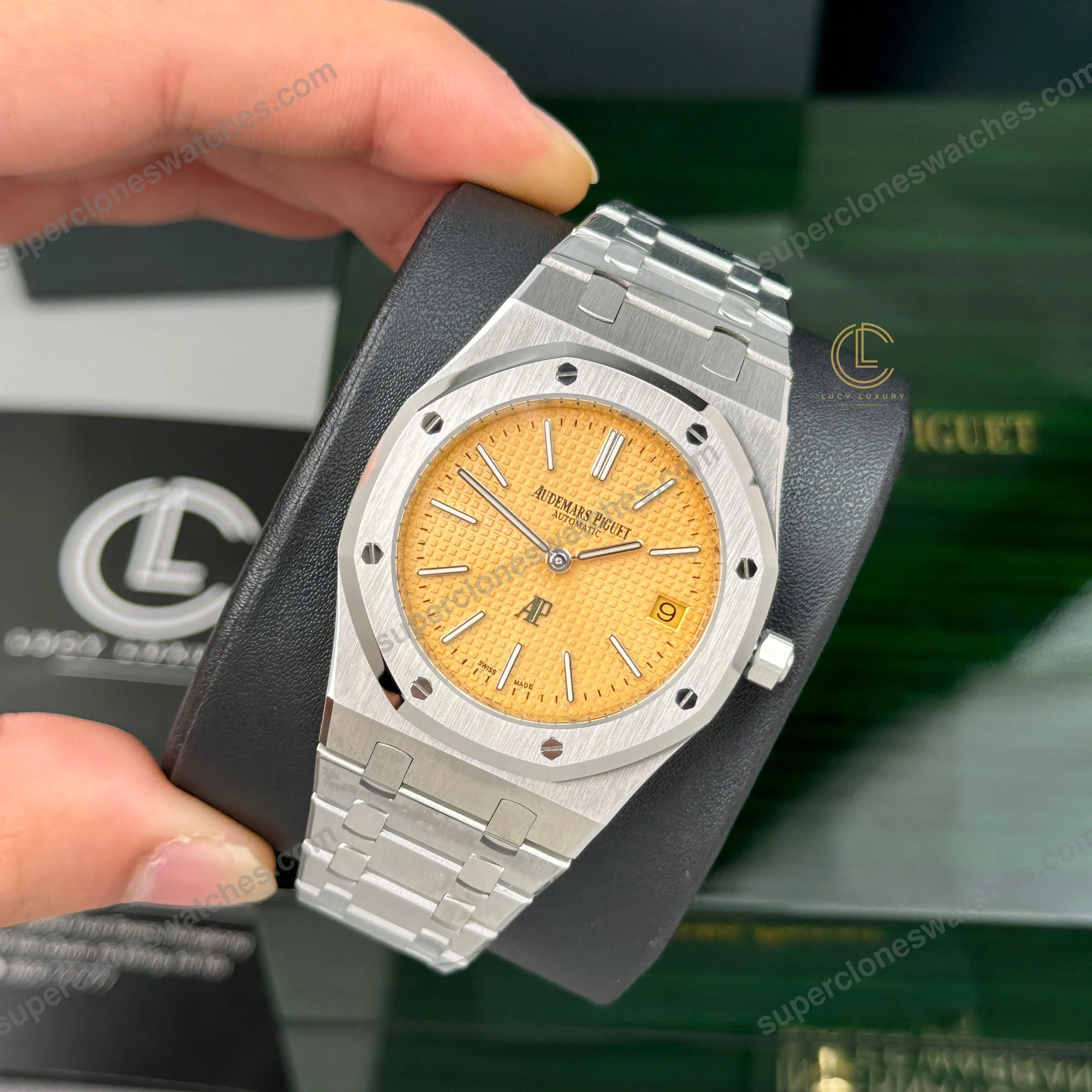 Super-Clone-Audemars-Piguet-Royal-Oak-Jumbo-Extra-Thin-15202BC.OO_.1240BC.01-39mm-3