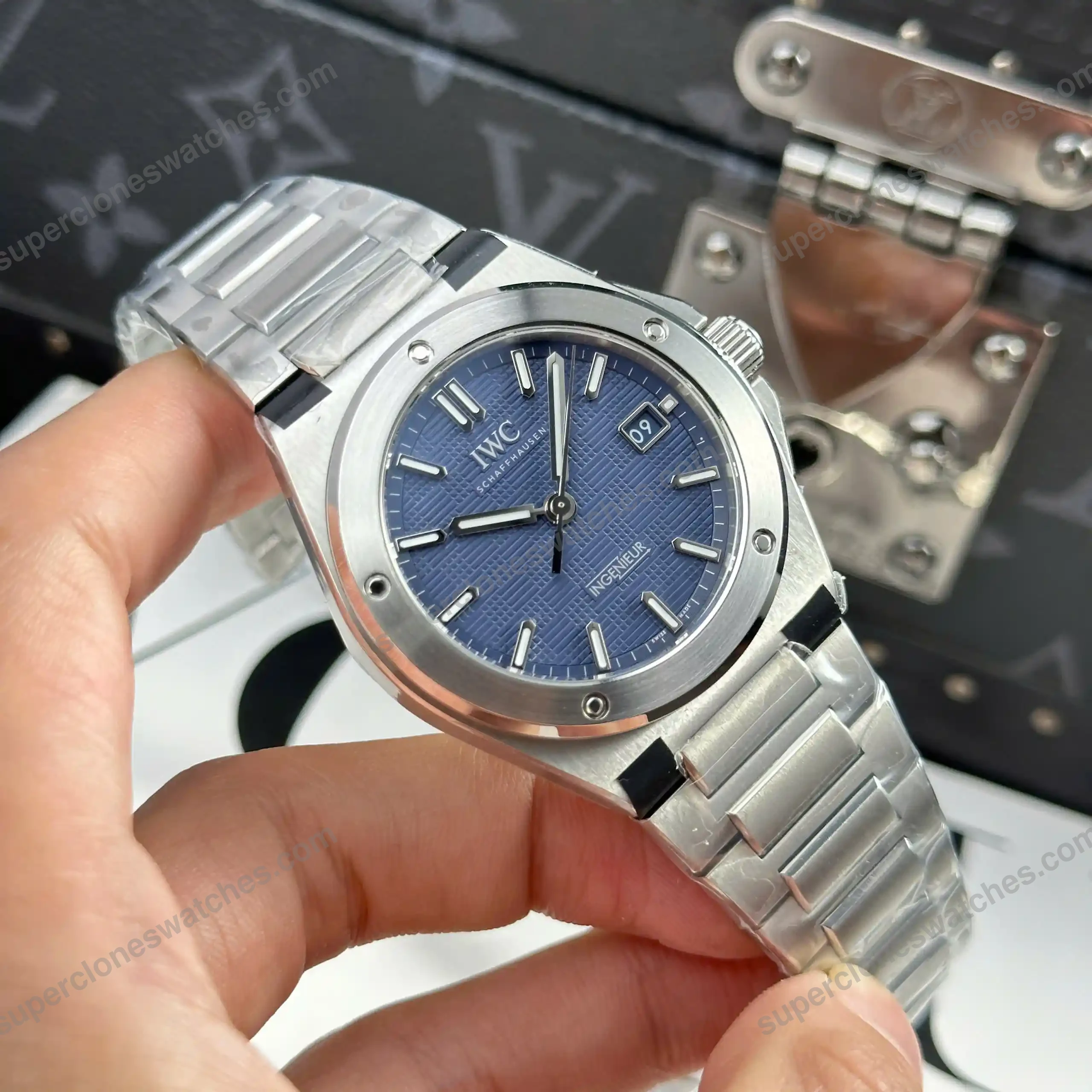 Super-Clone-IWC-Ingenieur-IW328907-Gets-a-Classic-Blue-Dial-40mm-5