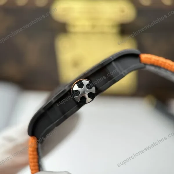 Dong-ho-Richard-Mille-RM67-02-Rep-11-vo-carbon-sieu-nhe-day-vai-nato-mau-cam-38.7x47-5-600x600-1